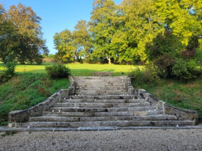 Vue sur le Grand Escalier donnant dans le parc