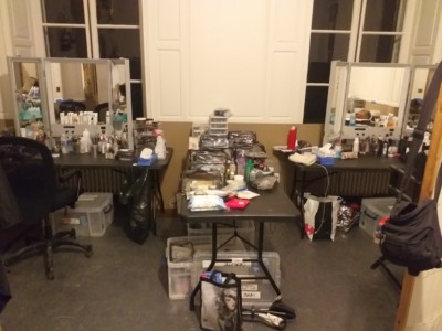 Le grand salon transformé en salon de maquillage
