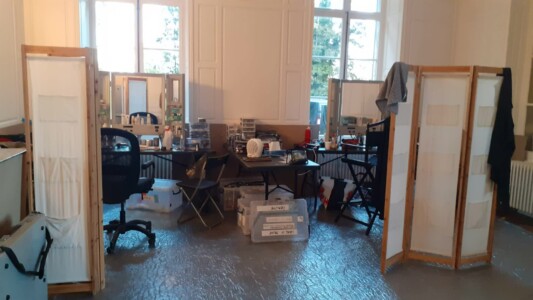 Le grand salon transformé en salon de maquillage Le grand salon transformé en salon de maquillage