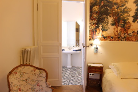 Chambre d'hôtes au château de Berthenonvilleavec vue sur la salle de bain depuis la chambre Chambre d'hôtes au château de Berthenonville