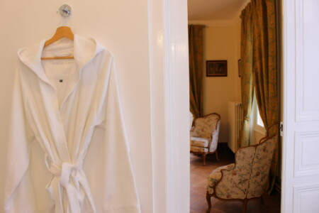 Chambre d'hôtes au château de Berthenonville. La salle de bain commune aux deux chambres Chambre d'hôtes au château de Berthenonville