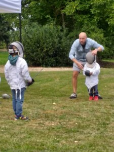 Démonstration et initiation de l'escrime dans le parc